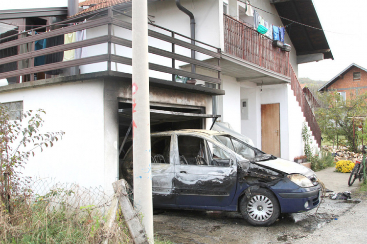 Tuzlaku se zapalila kuća, izgorio mu i automobil