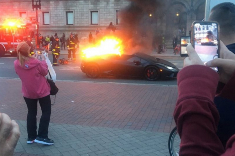 Vatra progutala Lamborghini Huracan Performante