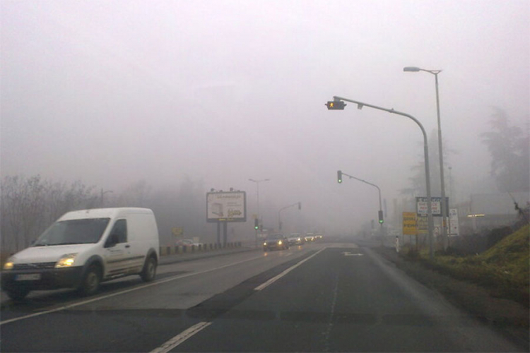 Smanjena vidljivost, kolovozi mjestimično mokri