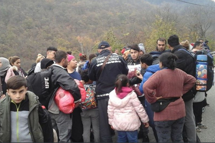Migrantske porodice sa djecom iz Cazina krenule prema Bihaću