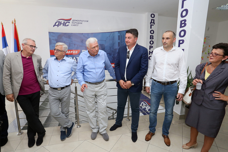 DNS napuštaju tri poslanika?