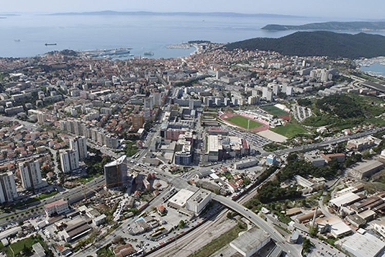 Kinez došao u Split sa autom BG oznaka, "spasio se" ceduljicom