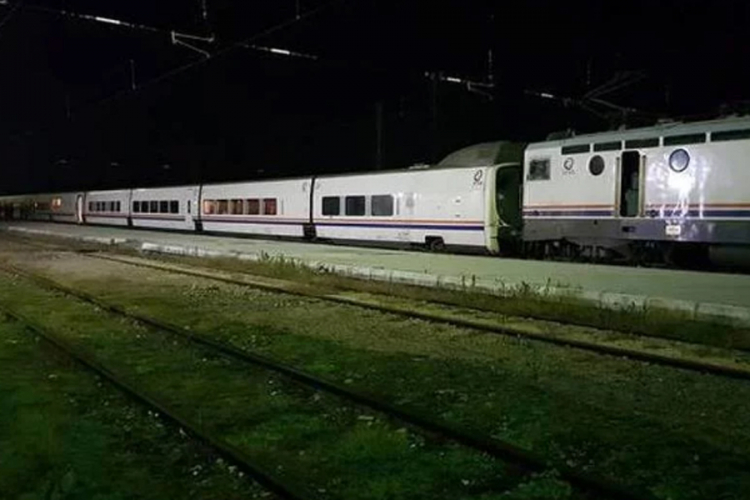 Policija ne dozvoljava migrantima da se iskrcaju iz voza u Bihaću