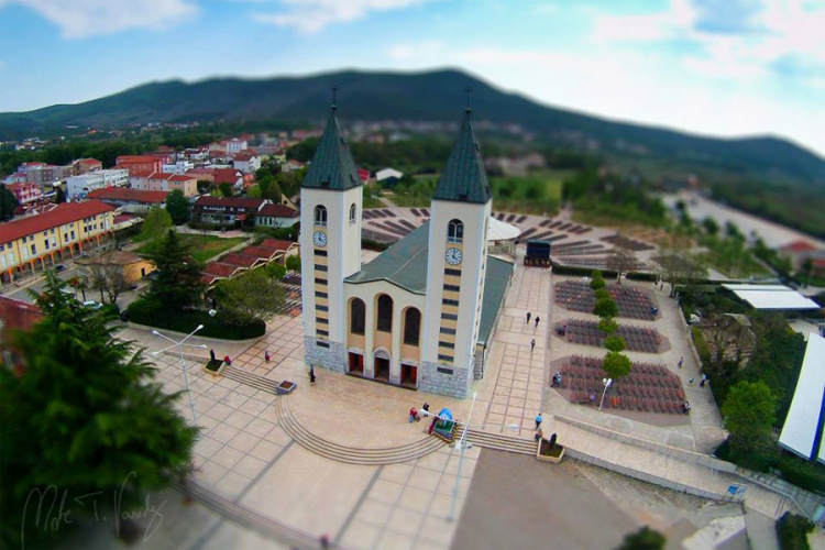 Podnio ostavku nakon što je snimljen kako tuče ženu