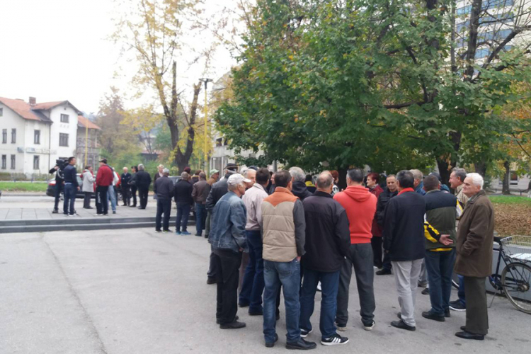 Bivši radnici uništenih fabrika protestovali u Tuzli
