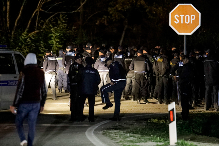 Autobusi s migrantima stigli u Hadžiće, neki odmah pobjegli