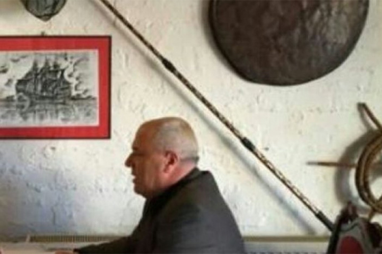 Ko je bahati Tačijev brat?