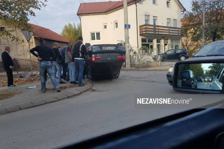 Pasat završio na krovu, vozač u bolnici