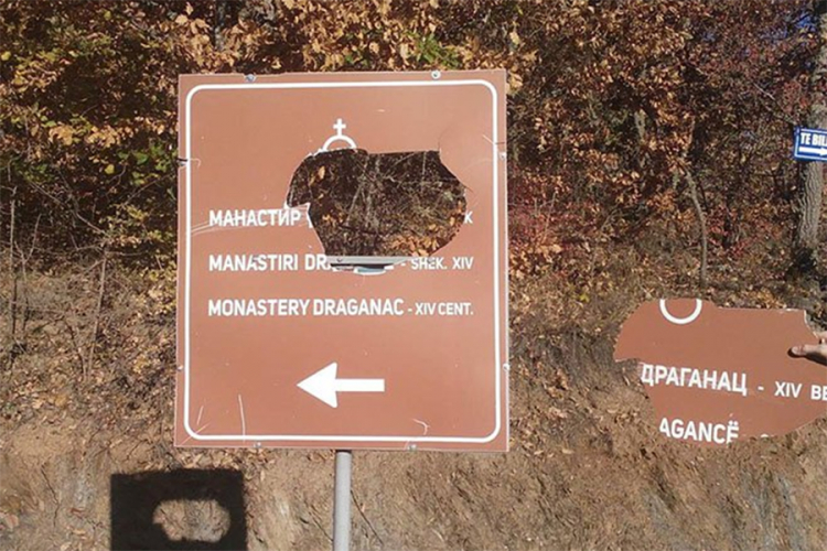 Novi vandalizam na Kosovu: Polomljena tabla na prilazu manastiru Draganac