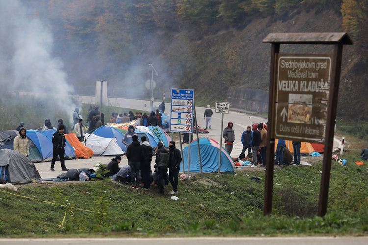 Autobusi i policija stigli na prelaz u Velikoj Kladuši da premjeste migrante