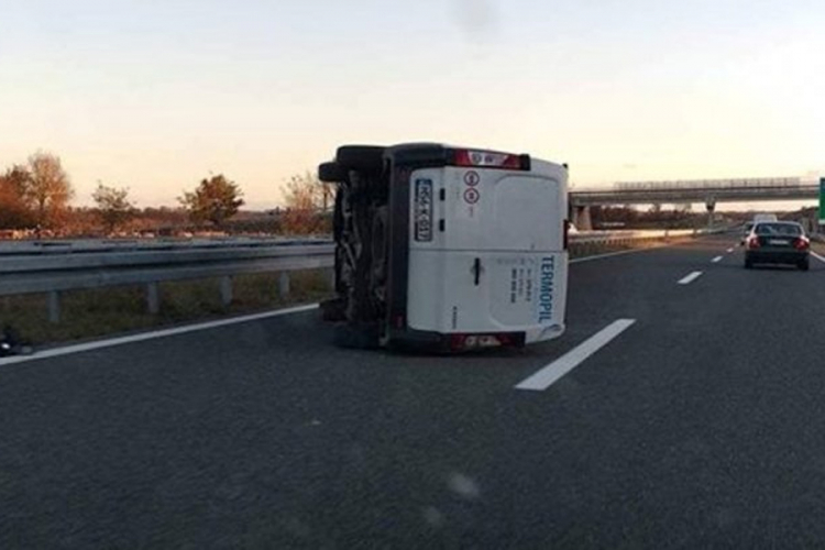 Prevrnuo se kombi na autoputu Banjaluka-Gradiška