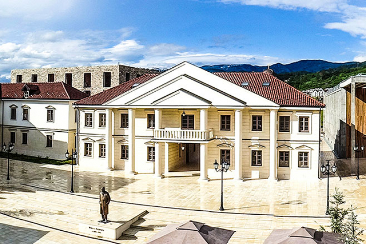 Andrićgrad: Glumci večeras na premijeri filma "Južni vetar"