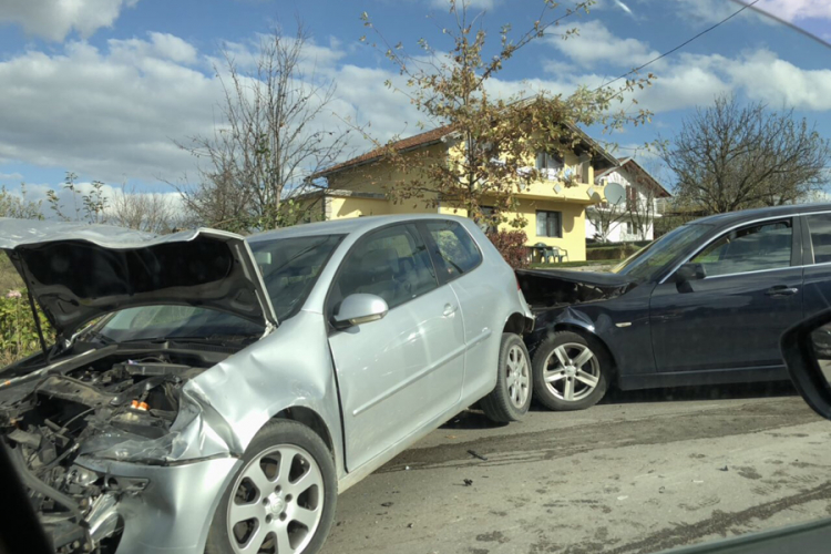 Sudar pet auta u Cazinu