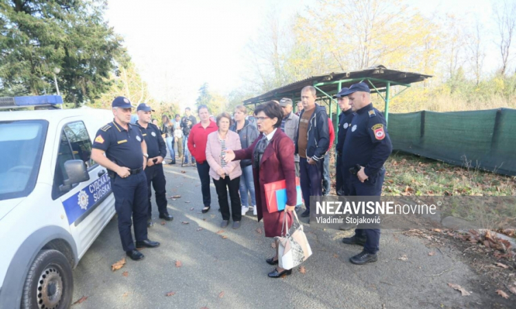 Bivši radnici "Farmlanda" po korovu i ruinama firme tražili bilo šta vrijedno