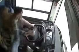 Autobus sletio u rijeku zbog tuče vozača i putnice, 13 mrtvih