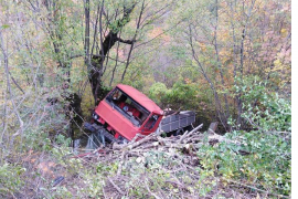 Prevrnuo se kamion sa drvima, dvojica teže i jedan lakše povrijeđen