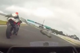 Bizaran sudar motocikliste pri brzini od 200 km/h