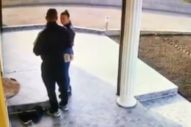 Ukrali patike ispred kuće, snimila ih nadzorna kamera