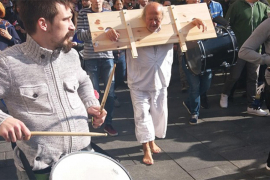 Zijah Sokolović prošetao Sarajevom okovan u "daske koje život znače"