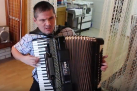 Slijepi harmonikaš iz Srpca srcem gleda, sluhom zarađuje