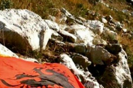 Albanska zastava umjesto natpisa s Titovim imenom na brdu kod Podgorice