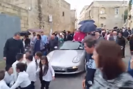 Sveštenika u poršeu djeca vukla konopcem dok on maše