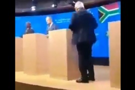 Junker ponovo nasmijao svijet, ovaj put rasparenim cipelama