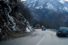 Ugažen snijeg, poledica i jak vjetar otežavaju saobraćaj na ...