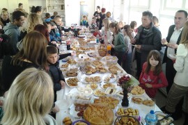 Roditelji, đaci i nastavnici OŠ "Dositej Obradović" u Doboju se ...