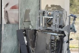 Raznijeli dva bankomata pa pucali na auto slučajnog prolaznika