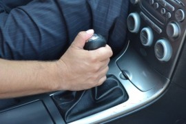 Šta uzrokuje karakterističan zvuk kada se auto kreće u rikverc?