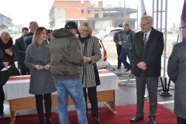 U Prnjavoru uručeni ključevi stanova za 14 porodica poginulih i RVI