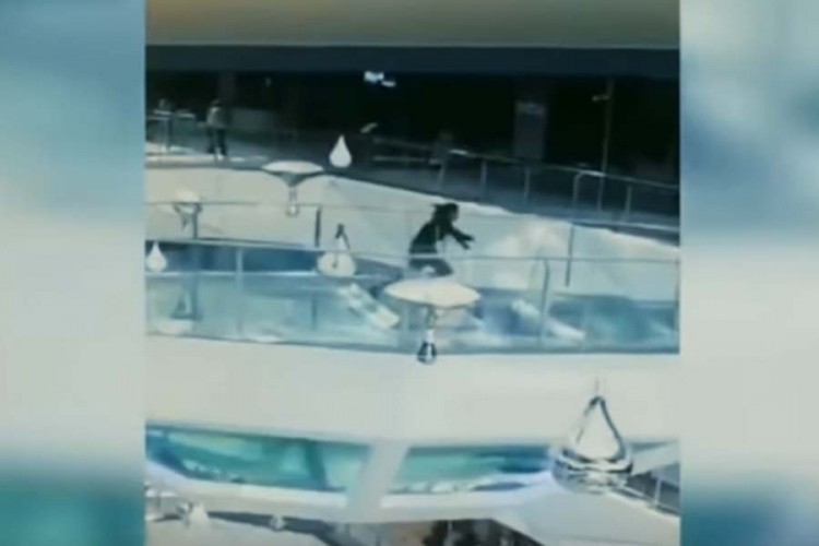 Žena se saplela i pala u bazen sa ajkulama dok je žurila na sastanak