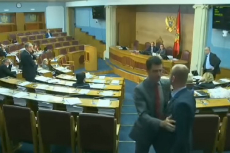 Umalo se potukli poslanici u crnogorskoj Skupštini