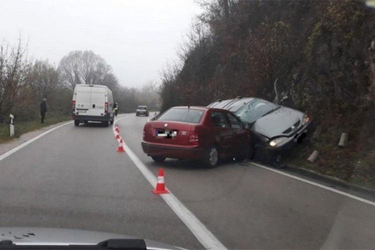 U sudaru škode i renoa povrijeđene tri osobe