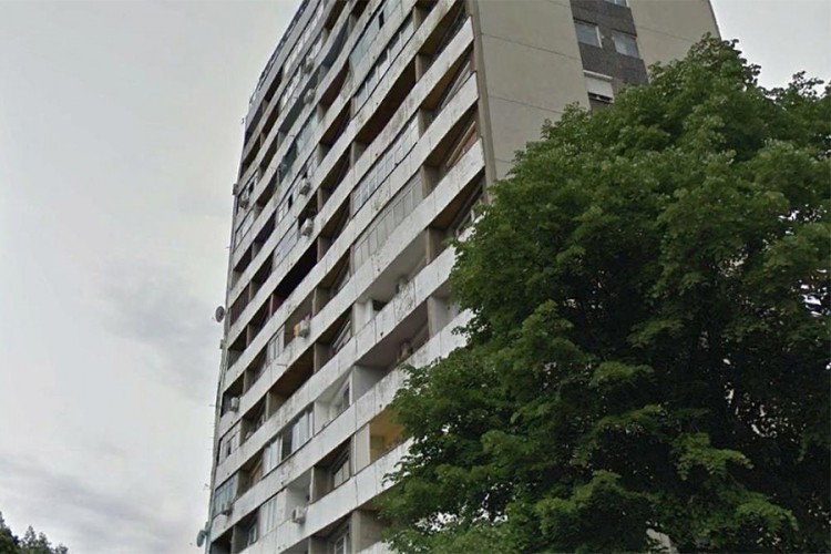 Žena skočila sa 9. sprata solitera