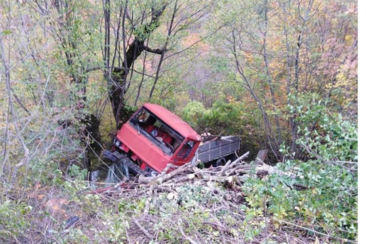 Prevrnuo se kamion sa drvima, dvojica teže i jedan lakše povrijeđen