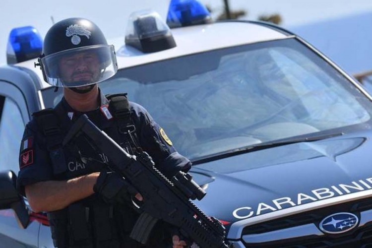 Kriminalac sa nožem zatvorio 12 osoba, zahtijeva da se vidi sa ministrima