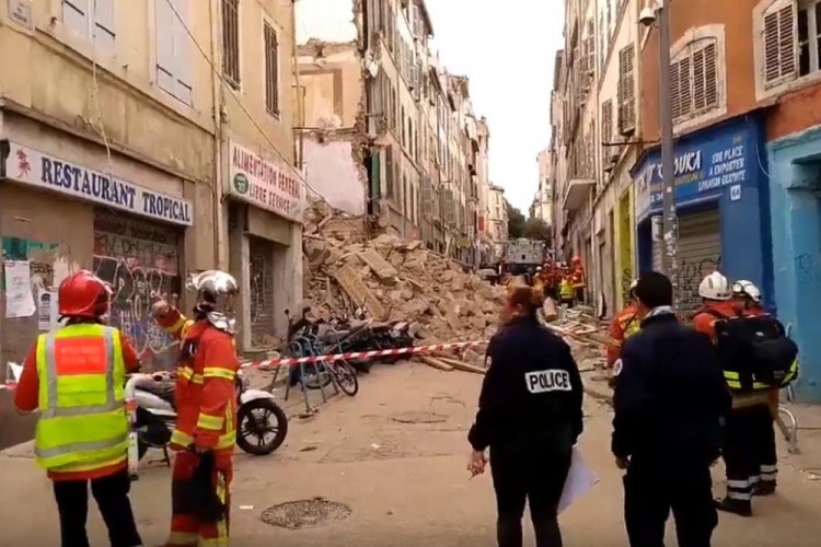 Spasioci tragaju za nestalim osobama nakon urušavanja zgrade
