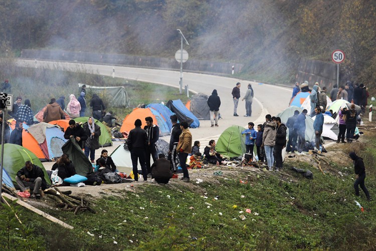 Migrantu u Cazinu pozlilo, pa umro