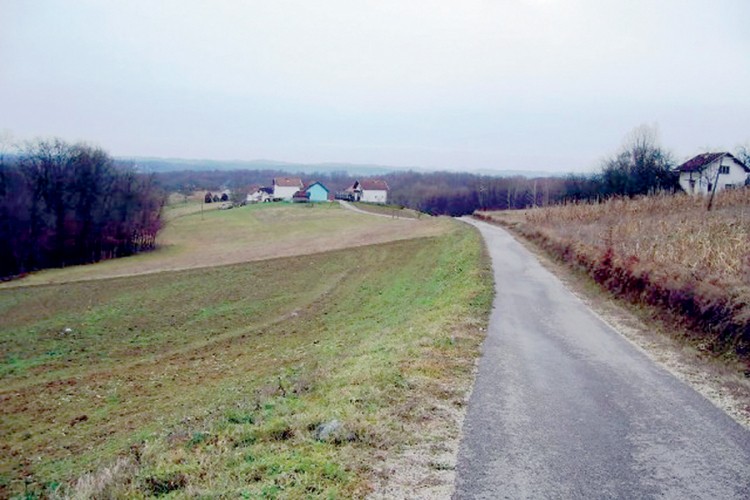 Čokoladicama mamio učenice u auto
