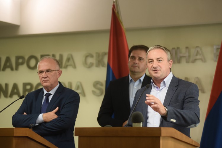 Opozicija spala na dva slova