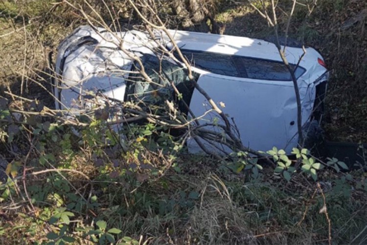 Automobil sletio s ceste kod tunela na Ivan Sedlu