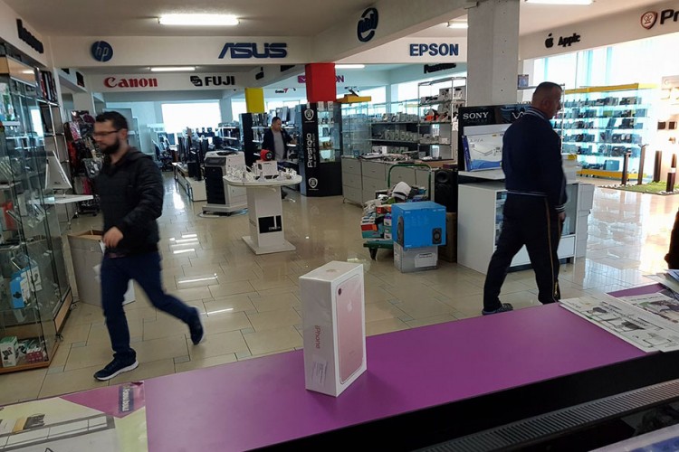 Skratio radno vrijeme kako bi radnice bile više s porodicom