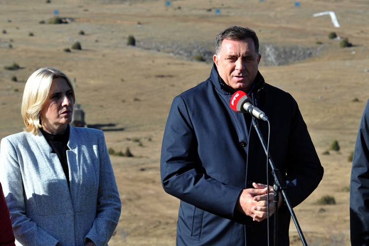 Dodik: I Srbi koji ne žive u Srbiji ponosni na njene moćne oružane snage