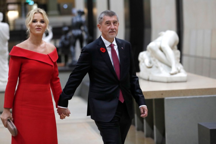 Dvadeset godina mlađa supruga "češkog Trampa" privlačila poglede u Parizu