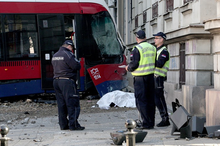 Tramvaj izletio iz šina, stradao pješak