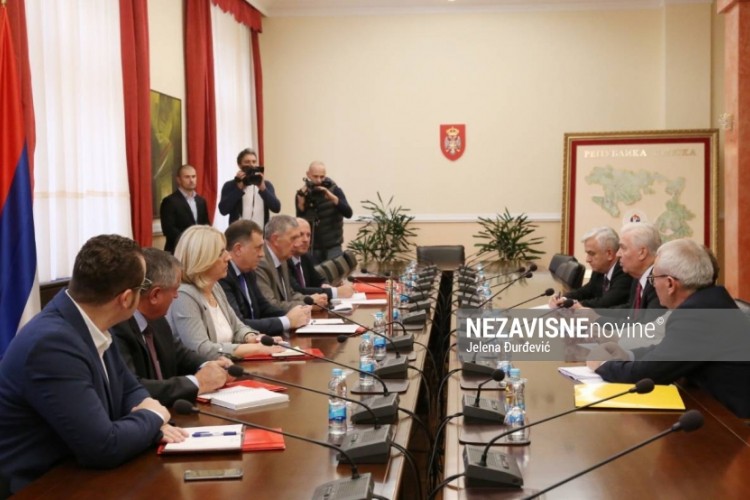 Počeo sastanak SNSD-a i DNS-a