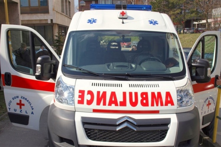 Maloljetnica iz Tuzle prerezala sebi vene