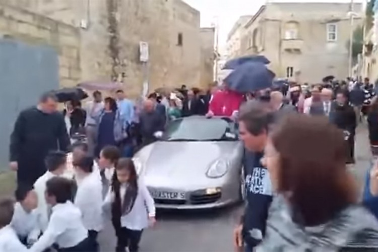 Sveštenika u poršeu djeca vukla konopcem dok on maše